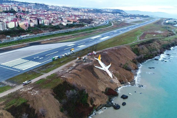 The Pegasus aircraft lying stuck on the side of the cliffImage Twitter Turkish Air News
